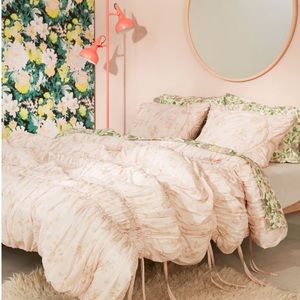 SOLD New Urban outfitters comforter